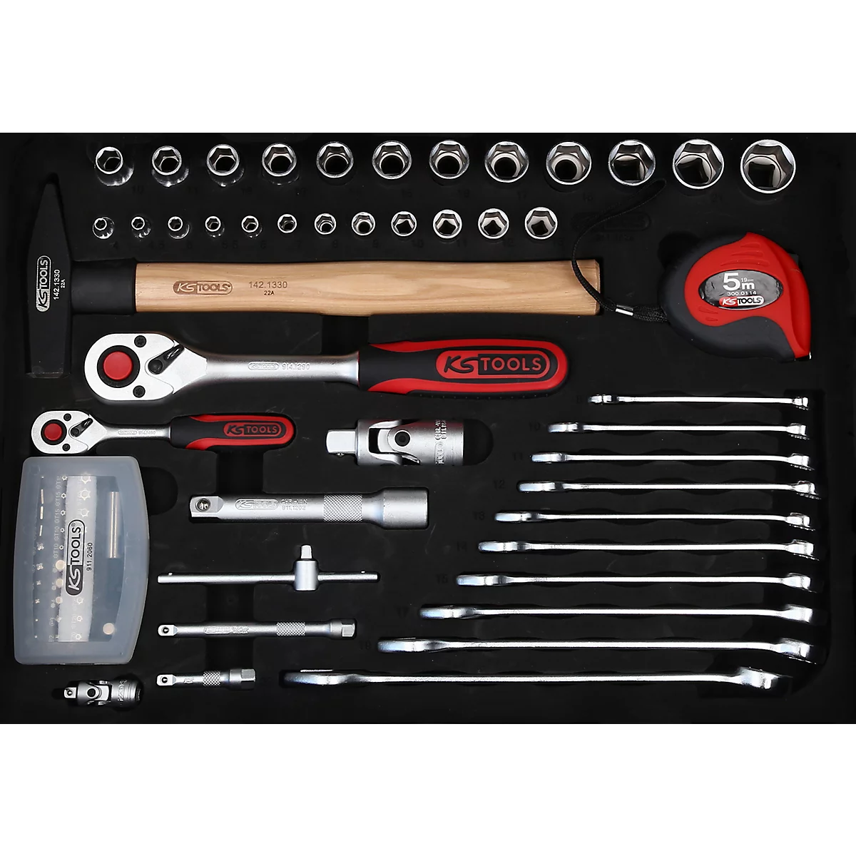 Werkzeugkasten, gefüllt mit verschiedenen Werkzeugen, darunter Hammer, Schraubenschlüssel, Steckschlüssel und ein Maßband.